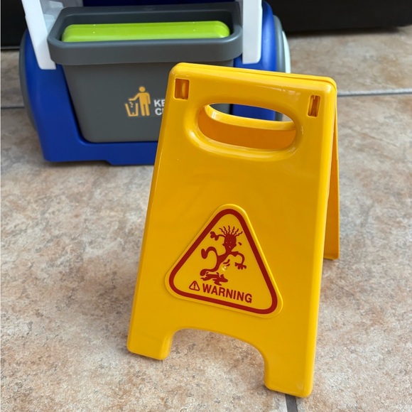 Little Helper Cleaning Cart with Working Vacuum, Broom, Scraper, Spray Cleaner - Picture 12 of 16